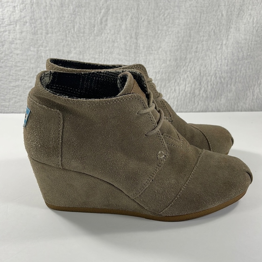 TOMS Desert Suede Taupe Wedge Lace Up Booties size 7.5